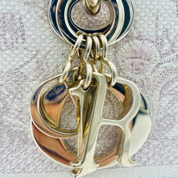 Dior MEDIUM LADY D-LITE BAG
Rose Des Vents Toile SOLD - Picture 16 of 16